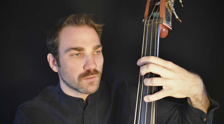 chris_pound_bass_-_playing_-_landscape_-photo_alex_raupach-.jpg