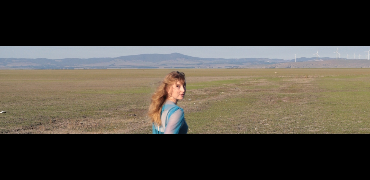 juliajohnson_1440x341_spinner.jpg